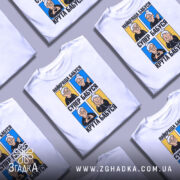 Футболка унікальний принт стиль, біла, складена на столі, фон світло-сірий, принт з чотирма зображеннями бабусі, на кожному зображенні різні емоції.