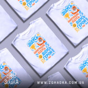 Футболка найкращий дідусь герой — кілька складених футболок, композиція на столі.