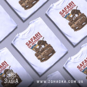 Футболка сафарі на окупанта, біла, зображена з верхнього ракурсу, на декількох футболках, фон світло-сірий, принт з військовим у шоломі, що тримає гвинтівку, та автомобілем з українським прапором.