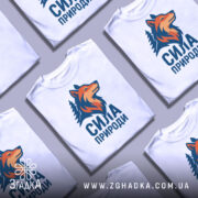 Футболка сила природи вовк кілька складених футболок на сірому фоні.