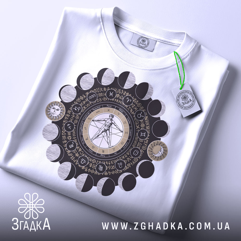 Футболка з астрологічним принтом, білого кольору, складена на поверхні, фон світлий, принт з детальним зображенням астрологічних символів та фази місяця.
