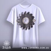 Футболка з астрологічним принтом, білого кольору, підвішена на вішалці, фон світло-сірий, принт містить зображення астрологічних символів та фази місяця.