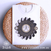 Футболка з астрологічним принтом, білого кольору, складена на плетеній основі, фон світлий, принт з детальним зображенням астрологічних символів та фази місяця.