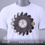 Футболка з астрологічним принтом, білого кольору, зображена на манекені, фон світло-сірий, принт містить зображення астрологічних символів та фази місяця.
