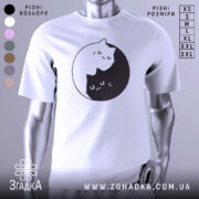 Футболка з малюнком котів білого кольору, зображена на манекені, з принтом двох котів, один з яких чорний, а інший білий, що обіймаються в кругу. Фон світло-сірий, що підкреслює яскравість принта.
