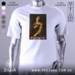 Футболка з написом PYZDETS, білого кольору, зображена в анфас на манекені, фон нейтральний, принт зображає жінку в історичному костюмі, що дивиться вгору, з червоним плащем.