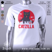 Футболка з принтом Catzilla білого кольору, зображена з фронтального ракурсу на манекені, фон світло-сірий, принт містить чорного кота на червоному фоні з силуетами міста та вертольотами.