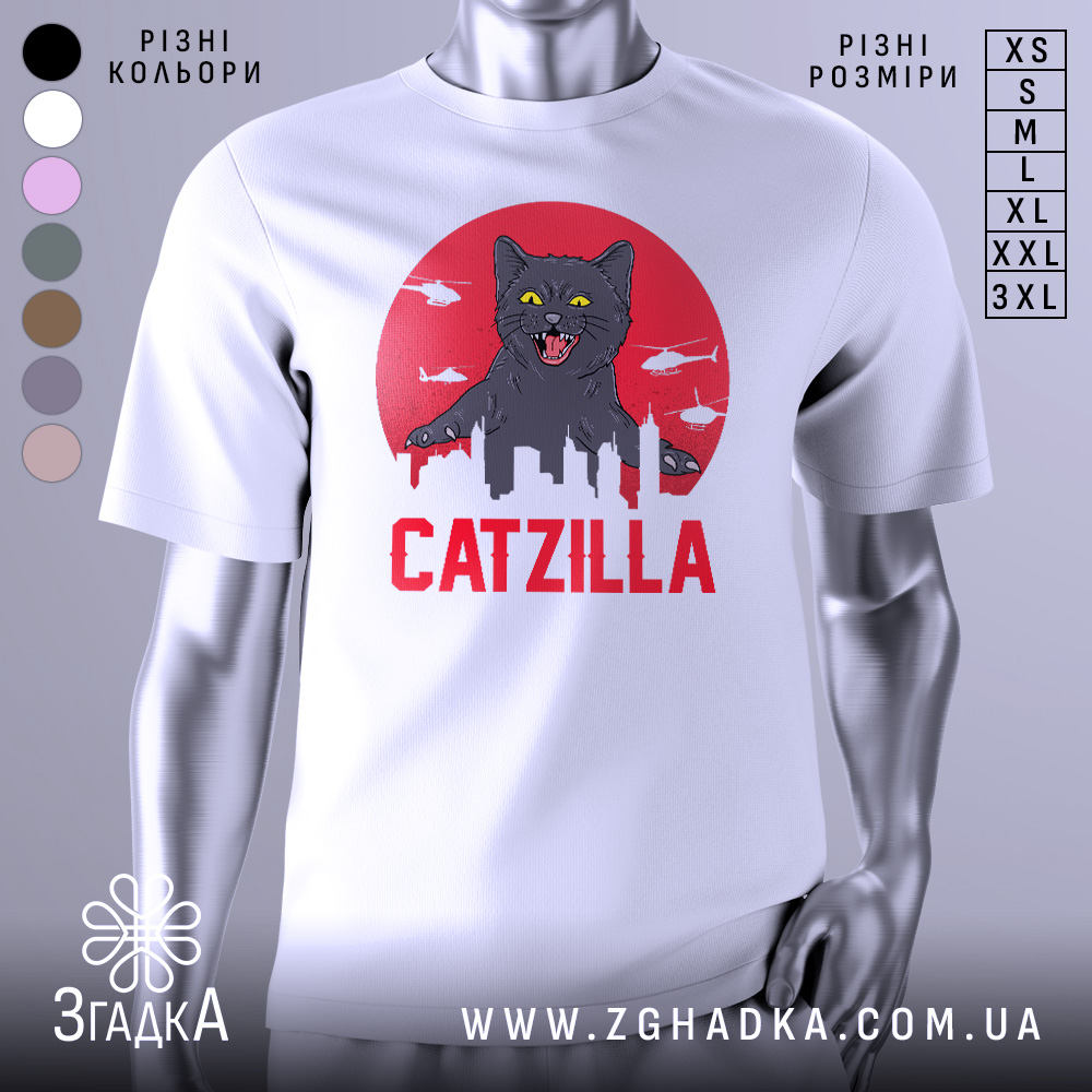 Футболка з принтом Catzilla білого кольору, зображена з фронтального ракурсу на манекені, фон світло-сірий, принт містить чорного кота на червоному фоні з силуетами міста та вертольотами.