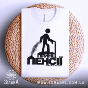 Футболка з принтом пенсії — деталі тканини та країв принта крупним планом.