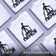 Футболка з принтом пенсії — кілька складених футболок, композиція на столі.