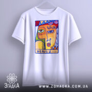 Футболка з текстом beauty, білого кольору, підвішена на вішалці, фон світло-сірий, принт з абстрактним обличчям в яскравих кольорах, з акцентом на очах і губах.