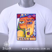 Футболка з текстом beauty, білого кольору, зображена на манекені, фон світло-сірий, принт з абстрактним обличчям в яскравих кольорах, з акцентом на очах і губах.