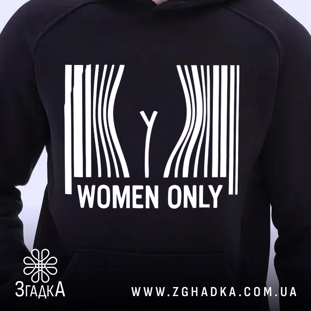 Худі тільки жінки подарунок. Чорний колір, зображено з близької відстані, фон світлий. Принт на грудях білий, з написом 'WOMEN ONLY' та графічними елементами. Капюшон видний, манжети та пояс з еластичної тканини.