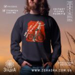 Світшот мій шлях правила — чоловік у чорному світшоті з принтом кота на велосипеді та написом “Мій шлях — мої правила”.