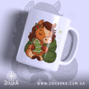 Чашка новорічний коник подарунок, біла, зображення коника з зеленим светром, тримає ялинку, ручка кругла, край рівний, глянцева поверхня, фон світло-синій.