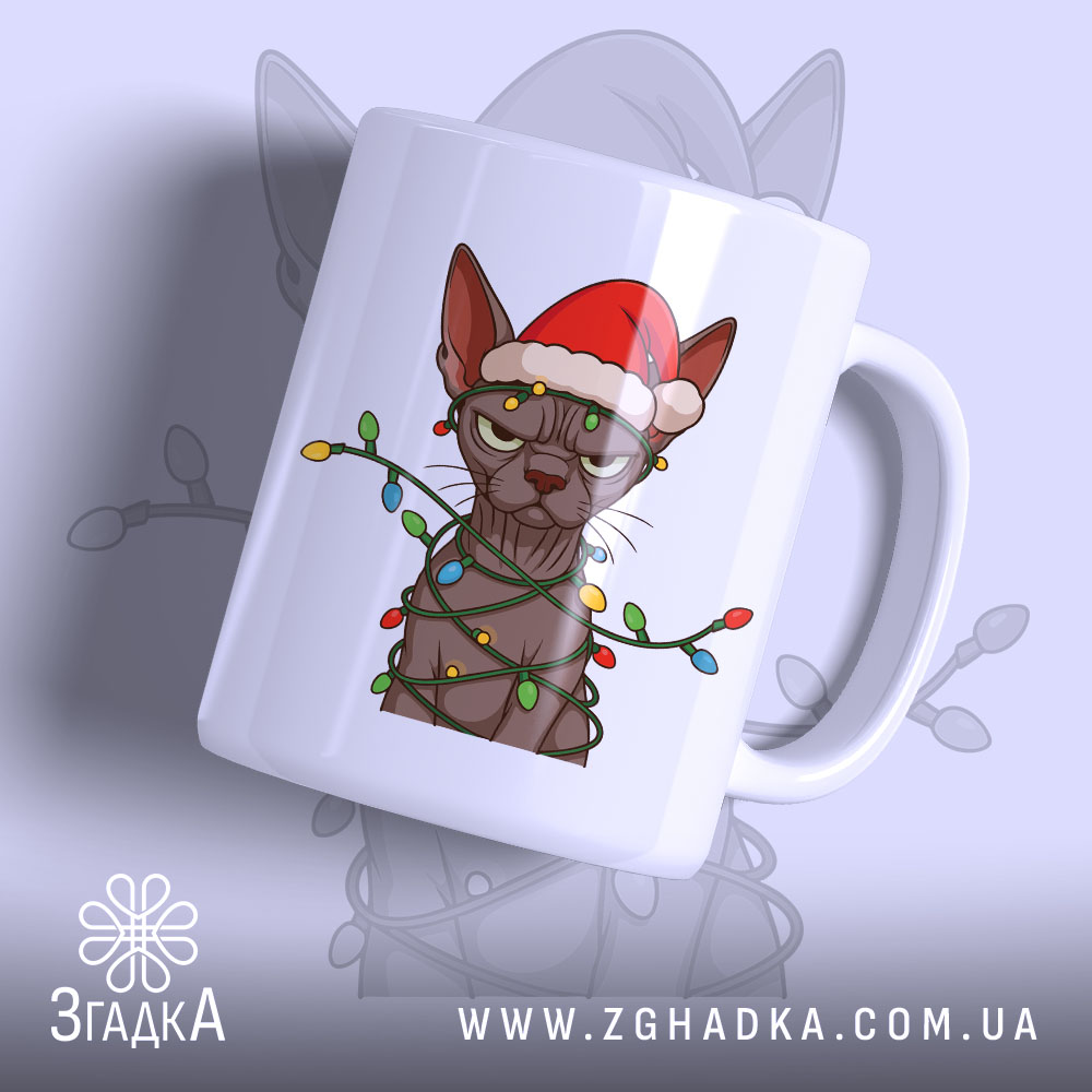 Chashka Zlyi Novorichnyi Kit Idealnyi Podarunok Na Sviato 1 Чашка злий новорічний кіт, біла, зображення кота в червоній шапці та гірлянді, ручка з правого боку, глянець на поверхні, фон світло-сірий.