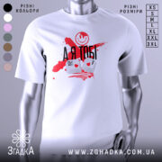 Футболка айті романтика, біла, зображена на манекені, фон світло-сірий, принт з червоними плямами, смайлом та написом 'А Я ТОБІ', клавіші Ctrl і V з сердечками.