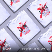 Футболка айті романтика, біла, зображена на манекені, фон світло-сірий, принт з червоними плямами, смайлом та написом 'А Я ТОБІ', клавіші Ctrl і V з сердечками.