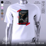 Футболка Аляска таке життя, біла футболка з принтом, зображення оленя з рогами, на фоні прапорів України та США, текст 'ТАKE ЖИТТЯ' червоним кольором, ракурс спереду.