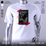 Футболка Аляска таке життя, біла футболка з принтом, зображення оленя з рогами, на фоні прапорів України та США, текст 'ТАKE ЖИТТЯ' червоним кольором, ракурс спереду.