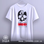 Футболка анархія проти системи, біла, зображена на вішалці, фон світло-сірий, принт з черепом та анархічним символом, текст 'TRUST NOBODY FUCK THE SYSTEM' червоного кольору.