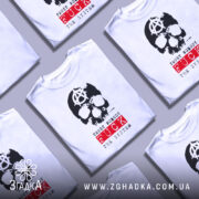 Футболка анархія проти системи, біла, зображена на манекені, фон нейтральний, принт з черепом та анархічним символом, текст 'TRUST NOBODY FUCK THE SYSTEM' червоного кольору.