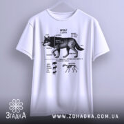 Футболка анатомія вовка, біла, підвішена на вішалці, фон світло-сірий, принт чорного кольору з деталями анатомії вовка.