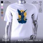 Футболка ангел України, біла, зображена на манекені з правого боку, фон світло-сірий, принт з ангелом на фоні жовтого кола та птахів.