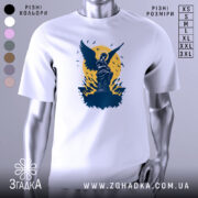 Футболка ангел України, біла, зображена на манекені з правого боку, фон світло-сірий, принт з ангелом на фоні жовтого кола та птахів.