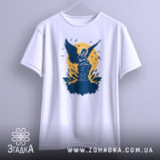 Футболка ангел України, біла, підвішена на вішалці, фон світло-сірий, принт з ангелом на фоні жовтого кола та птахів.