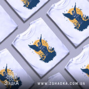 Футболка ангел України, біла, зображена на манекені з правого боку, фон світло-сірий, принт з ангелом на фоні жовтого кола та птахів.