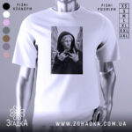 Футболка античний стріт, біла, зображена на манекені, фон світло-сірий, принт з чорно-білим зображенням статуї в капюшоні, яка показує жест.