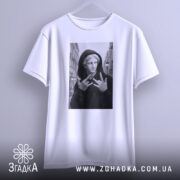 Футболка античний стріт, біла, підвішена на вішалці, фон світло-сірий, принт з чорно-білим зображенням статуї в капюшоні, яка показує жест.