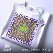 Футболка арт дизайн, біла, зображена на столі, фон білий, принт з зеленим листом та кольоровими спіралями, текст "COME TO THE DARKSIDE" по краях, з етикеткою на рукаві.
