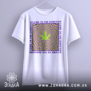 Футболка арт дизайн, біла, зображена на вішалці, фон світло-сірий, принт з зеленим листом та кольоровими спіралями, текст "COME TO THE DARKSIDE" по краях.