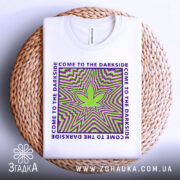 Футболка арт дизайн, біла, зображена на плетеній основі, фон білий, принт з зеленим листом та кольоровими спіралями, текст "COME TO THE DARKSIDE" по краях.