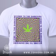 Футболка арт дизайн, біла, зображена на столі, фон білий, принт з зеленим листом та кольоровими спіралями, текст "COME TO THE DARKSIDE" по краях, з етикеткою на рукаві.