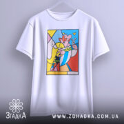 Футболка арт герої білого кольору, зображена з фронтального ракурсу, підвішена на вішалці, фон світло-сірий. Принт кольоровий, з персонажами, що взаємодіють, з яскравими елементами жовтого, червоного та блакитного кольорів.