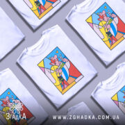 Футболка арт герої білого кольору, зображена з фронтального ракурсу на манекені, фон світло-сірий. Принт містить кольорові фігури, що зображують персонажів з серії коміксів, з яскравими елементами жовтого, червоного та блакитного кольорів.