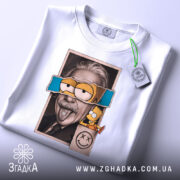 Футболка арт гумор, біла, зображена на столі, фон світло-сірий, принт з обличчям чоловіка в окулярах і персонажем Бартом Симпсоном, на футболці є етикетка з зеленим шнурком.