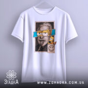 Футболка арт гумор, біла, підвішена на вішалці, фон світло-сірий, принт з обличчям чоловіка в окулярах і персонажем Бартом Симпсоном, чоловік показує язик, на фоні смайлик.