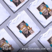 Футболка арт гумор, біла, зображена на манекені, фон світло-сірий, принт з обличчям чоловіка в окулярах і персонажем Бартом Симпсоном, чоловік показує язик, на фоні смайлик.