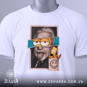 Футболка арт гумор, біла, зображена на столі, фон світло-сірий, принт з обличчям чоловіка в окулярах і персонажем Бартом Симпсоном, на футболці є етикетка з зеленим шнурком.
