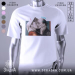 Футболка арт кохання, біла, зображена на манекені з правого боку, фон світло-сірий, принт з двома людьми, що цілуються, з елементами графіки у вигляді аури.