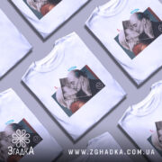 Футболка арт кохання, біла, зображена на манекені з правого боку, фон світло-сірий, принт з двома людьми, що цілуються, з елементами графіки у вигляді аури.