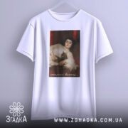 Футболка арт нестримні веселощі, біла, зображена з фронтального ракурсу, на вішалці, фон світло-сірий, принт з зображенням дівчини з котом на фоні червоних штор.