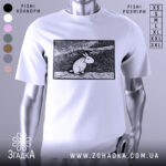 Футболка арт заєць білого кольору, зображена на манекені, ракурс спереду, фон світло-сірий, принт з зображенням зайця в стилі лінійного малюнка на чорному фоні.