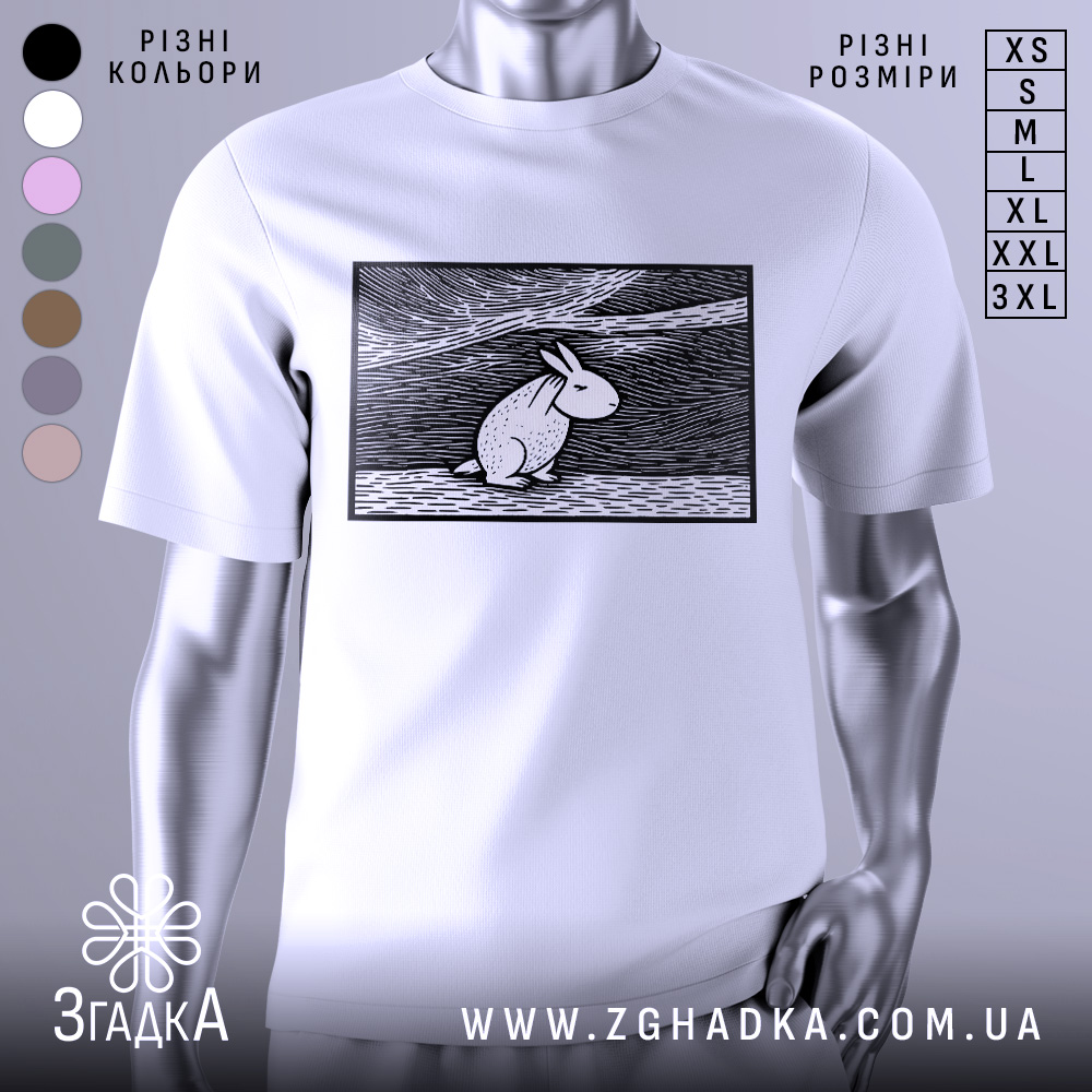 Футболка арт заєць білого кольору, зображена на манекені, ракурс спереду, фон світло-сірий, принт з зображенням зайця в стилі лінійного малюнка на чорному фоні.