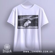 Футболка арт заєць білого кольору, підвішена на вішалці, ракурс спереду, фон світло-сірий, принт з зображенням зайця в стилі лінійного малюнка на чорному фоні.