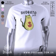 Футболка авокадо котик, білого кольору, зображена на манекені з правого боку, фон світло-сірий, принт з авокадо-котом, що тримає червону кульку, текст 'AVOGATO ¡hola!' над малюнком.